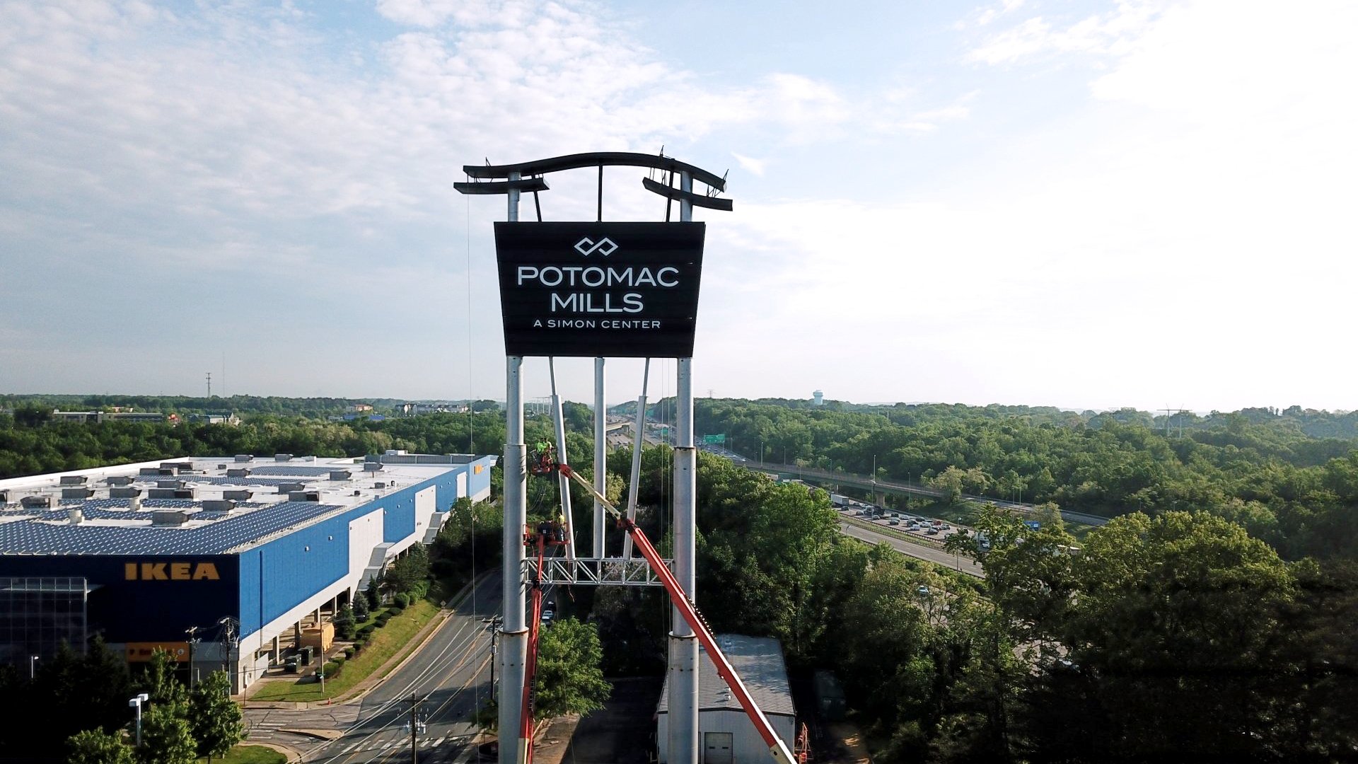 Potomac Mills 140-foot pylon sign with integrated LED display, daytime view